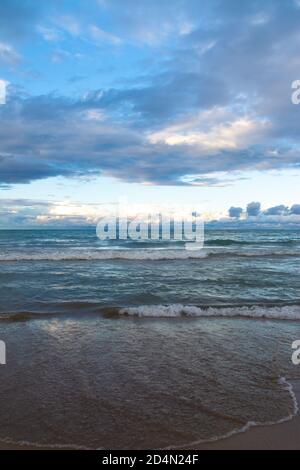 Am späten Nachmittag am Ufer des Lake Michigan. Evanston Beach, Illinois, USA Stockfoto