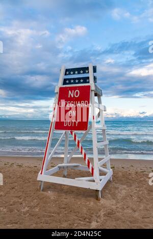 Rettungsschwimmer stehen am Lake Michigan im späten Nachmittagslicht. Evanston, Illinois, USA Stockfoto