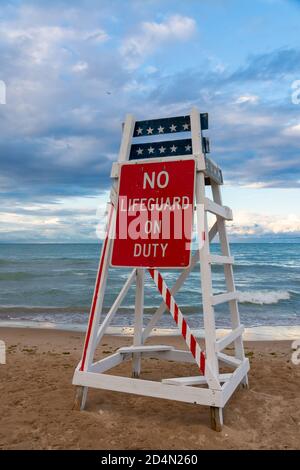 Rettungsschwimmer stehen am Lake Michigan im späten Nachmittagslicht. Evanston, Illinois, USA Stockfoto