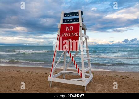 Rettungsschwimmer stehen am Lake Michigan im späten Nachmittagslicht. Evanston, Illinois, USA Stockfoto