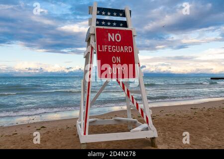 Rettungsschwimmer stehen am Lake Michigan im späten Nachmittagslicht. Evanston, Illinois, USA Stockfoto