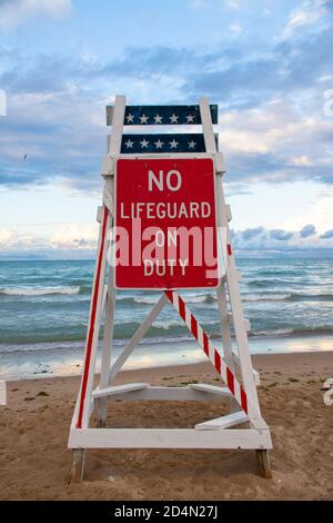 Rettungsschwimmer stehen am Lake Michigan im späten Nachmittagslicht. Evanston, Illinois, USA Stockfoto