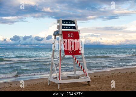 Rettungsschwimmer stehen am Lake Michigan im späten Nachmittagslicht. Evanston, Illinois, USA Stockfoto