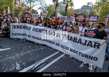 Barcelona, Spanien. Oktober 2020. Während der Demonstration halten Demonstranten ein Banner und Plakate.Nightlife-Geschäftsleute, Arbeiter und Kunden haben sich im Zentrum von Barcelona versammelt, um gegen die Schließung von Nachtlebensaktivitäten zu protestieren, die von der katalanischen Regierung inmitten einer zweiten Welle der Coronavirus (Covid-19) Infektion angeordnet wurden. Kredit: SOPA Images Limited/Alamy Live Nachrichten Stockfoto