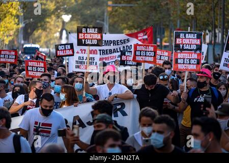 Barcelona, Spanien. Oktober 2020. Demonstranten halten Plakate während der Demonstration.Nightlife Geschäftsleute, Arbeiter und Kunden haben sich im Zentrum von Barcelona versammelt, um gegen die Schließung von Nachtleben Aktivitäten zu protestieren, die von der katalanischen Regierung inmitten einer zweiten Welle von Coronavirus (Covid-19) Infektion angeordnet wurden. Kredit: SOPA Images Limited/Alamy Live Nachrichten Stockfoto