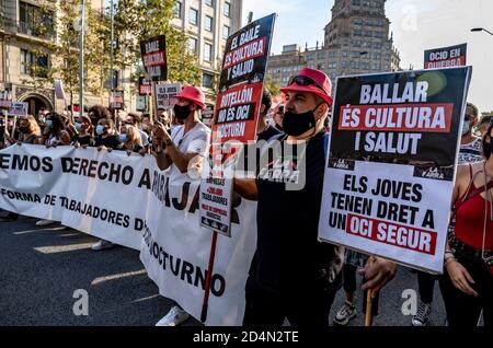 Barcelona, Spanien. Oktober 2020. Während der Demonstration halten Demonstranten ein Banner und Plakate.Nightlife-Geschäftsleute, Arbeiter und Kunden haben sich im Zentrum von Barcelona versammelt, um gegen die Schließung von Nachtlebensaktivitäten zu protestieren, die von der katalanischen Regierung inmitten einer zweiten Welle der Coronavirus (Covid-19) Infektion angeordnet wurden. Kredit: SOPA Images Limited/Alamy Live Nachrichten Stockfoto