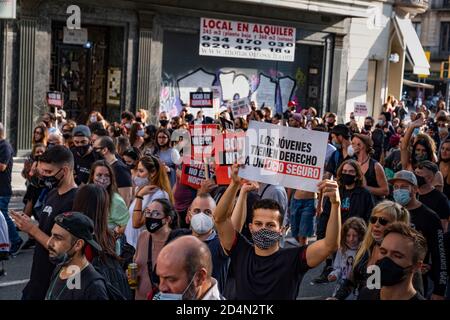 Barcelona, Spanien. Oktober 2020. Demonstranten halten Plakate während der Demonstration.Nightlife Geschäftsleute, Arbeiter und Kunden haben sich im Zentrum von Barcelona versammelt, um gegen die Schließung von Nachtleben Aktivitäten zu protestieren, die von der katalanischen Regierung inmitten einer zweiten Welle von Coronavirus (Covid-19) Infektion angeordnet wurden. Kredit: SOPA Images Limited/Alamy Live Nachrichten Stockfoto