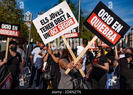 Barcelona, Spanien. Oktober 2020. Demonstranten halten Plakate während der Demonstration.Nightlife Geschäftsleute, Arbeiter und Kunden haben sich im Zentrum von Barcelona versammelt, um gegen die Schließung von Nachtleben Aktivitäten zu protestieren, die von der katalanischen Regierung inmitten einer zweiten Welle von Coronavirus (Covid-19) Infektion angeordnet wurden. Kredit: SOPA Images Limited/Alamy Live Nachrichten Stockfoto