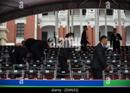 Die Kellner, die Agenten bedienen, sahen, wie sie während der Proben des Doppelten Zehnten Nationaltages am Ketagalan Boulevard Sitze bereiteten. Kredit: SOPA Images Limited/Alamy Live Nachrichten Stockfoto