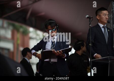 Taipei City, Bo'ai Special Zone, Taiwan. Oktober 2018. Kellner, die Agenten bedienen, die während der Proben des Doppelten zehnten Nationaltages am Ketagalan Boulevard gesehen wurden. Kredit: Lin Yen Ting/SOPA Images/ZUMA Wire/Alamy Live Nachrichten Stockfoto