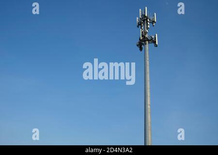 Handy-Turm gegen blauen Himmel Stockfoto