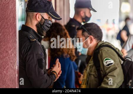 Madrid, Spanien. Januar 2012. Die Polizei überprüft die Reisedokumente am Bahnhof Atocha im Alarmzustand. Die spanische Regierung hat in der Gemeinschaft Madrid wegen der hohen Zahl der Covid-19-Infektionen während der zweiten Pandemiewelle in Spanien 15 Tage lang den Alarmzustand erklärt. Kredit: SOPA Images Limited/Alamy Live Nachrichten Stockfoto