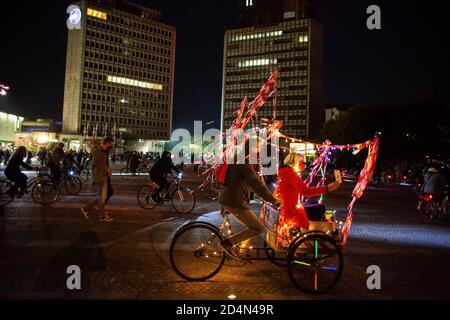 Ljubljana, Slowenien. Oktober 2020. Demonstranten auf einem geschmückten Fahrrad geben während eines regierungsfeindlichen Protestes Broschüren aus. Am 25. Freitag in Folge protestierten Menschen in Ljubljana gegen die Regierung von Ministerpräsident Janez Jansa, während sie ständig über Korruption und Beweise für autoritäres Verhalten von Jansaís berichteten. Kredit: SOPA Images Limited/Alamy Live Nachrichten Stockfoto