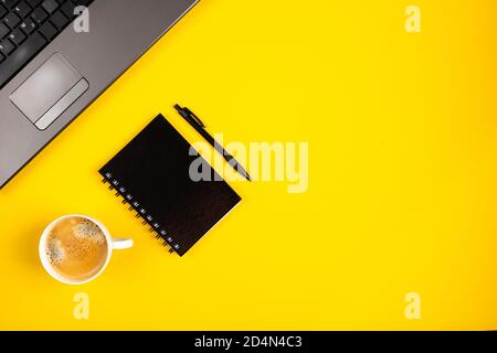 Flache Verlegung der Bürowerkzeuge auf die gelbe Surface: Platz für Text Stockfoto