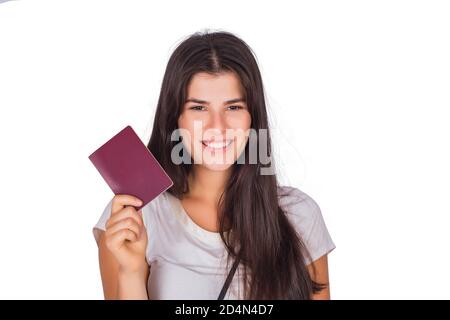 Portrait von jungen Reisenden Frau mit Pass im Studio. Bereit für Reisen. Urlaubs- und Reisekonzept. Stockfoto