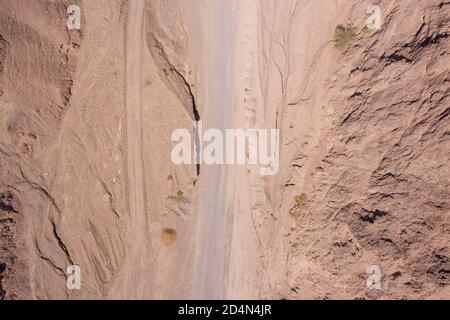 Wüstenlandschaft mit einzelnen Feldweg Kreuzung, Luftbild. Stockfoto