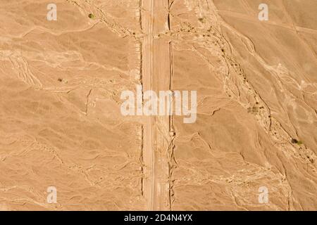 Wüstenlandschaft mit einzelnen Feldweg Kreuzung, Luftbild. Stockfoto