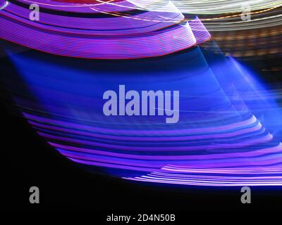 Abstrakter Hintergrund mit bunten Lichtwegen Stockfoto