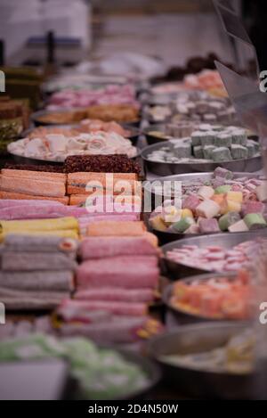 Set der türkischen traditionellen Süßwaren auf dem Markt Stockfoto