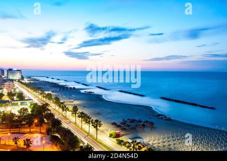 Montesilvano, Italien. 16. Juni 2018: Abendpanorama bei Sonnenuntergang Montesilvano Waterfront in der Provinz Pescara in Italien. Lichter und Strand in einem Famo Stockfoto