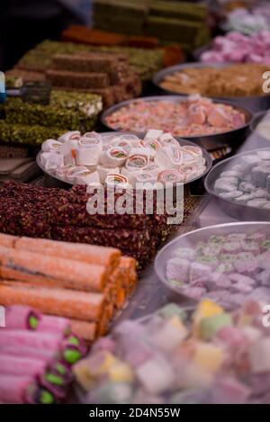 Set der türkischen traditionellen Süßwaren auf dem Markt Stockfoto