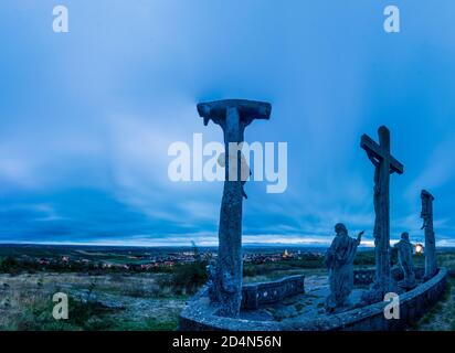 Retz: Kalvarienberg, Statuen, Windmühle, Blick auf Retz im Weinviertel, Niederösterreich, Niederösterreich, Österreich Stockfoto