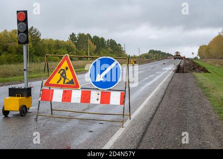 Die Zeichen der Reparatur der Straße auf der Landstraße Stockfoto