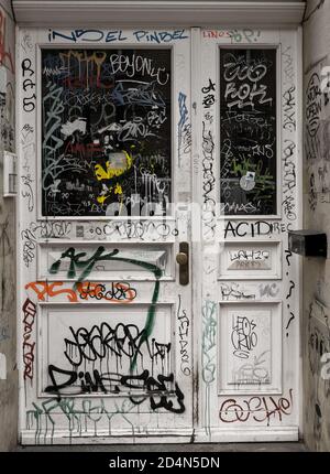 Weiße Tür mit viel Graffiti in Leipzig, Deutschland, Tapete Stockfoto