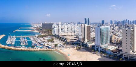 Kleine Boote und Yachten vor Anker in Tel Aviv Marina, Luftbild. Stockfoto