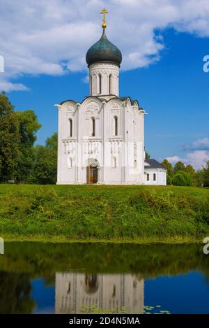 Kirche der Fürbitte auf der Nerl Nahaufnahme an einem sonnigen Sommertag. Bogolyubowo, Russland Stockfoto