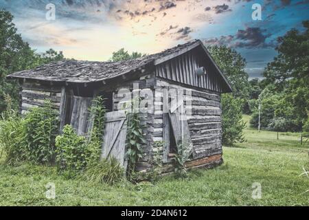 Shed on Beaver Jim Villines' historisches Gehöft in der Nähe der Low Water Bridge, Ponca Access, Buffalo National River, Arkansas Stockfoto