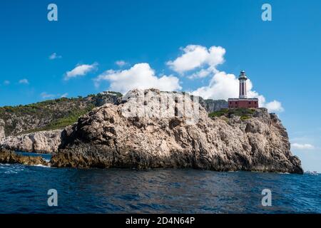 Faro Punta Carena Leuchtturm in Anacapri, Capri, Italien vom Meer aus gesehen, ein Leuchtfeuer auf einer Klippe Stockfoto