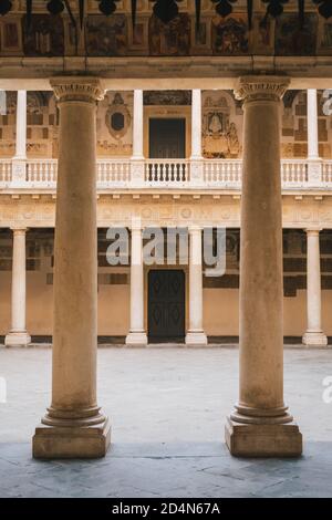 Radua, Italien - August 17 2020: Palazzo Bo Palast Alter Hof der Universität Padua genannt Universita degli Studi di Padova. Stockfoto