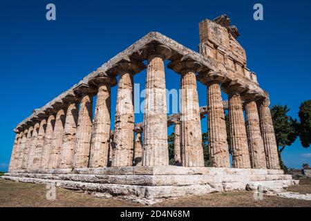 Altgriechischer Tempel der Athena in Paestum, Italien früher bekannt als Tempel von Ceres mit dorischen Säulen Stockfoto