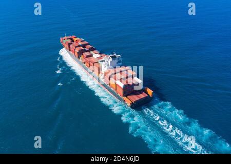 ZIM Tarragona beladenes Containerschiff, das vom Hafen weg fährt, Luftansicht. Stockfoto