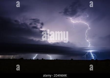 Bei einem schweren Gewitter in der Nähe von Kim, Colorado, treffen mächtige Blitzschläge durch Wolken Stockfoto