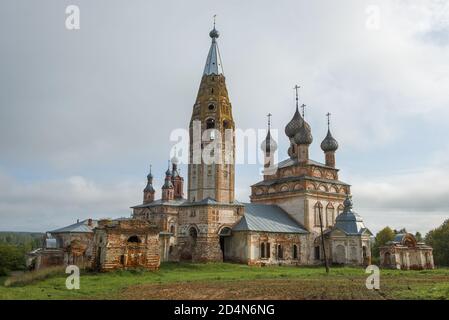 Der alte Tempelkomplex im Dorf Parskoje an einem bewölkten Septembertag. Iwanowo Region, Russland Stockfoto