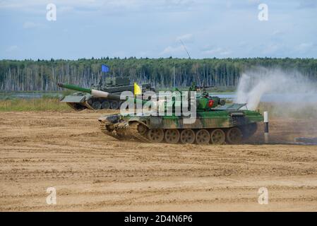 ALABINO, RUSSLAND - 27. AUGUST 2020: T-72B3 Tank der kirgisischen Mannschaft auf der Tank-Biathlon-Strecke. Internationale Armeespiele Stockfoto