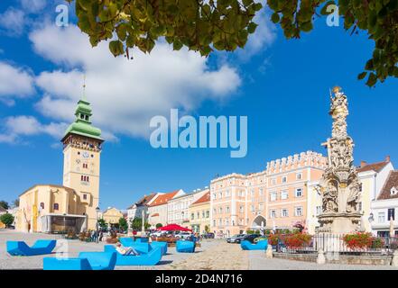 Retz: Hauptplatz mit Dreifaltigkeitssäule, Rathaus, Verderberhaus (rechts) in Weinviertel, Niederösterreich, Niederösterreich, Österreich Stockfoto