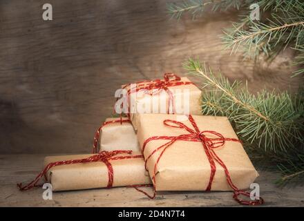 Gruppe von Weihnachtsgeschenken auf rustikalem Holz Stockfoto