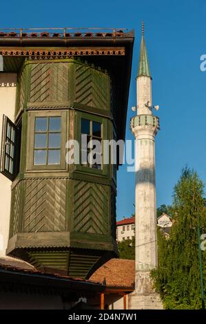 Das Inat Kuca oder House of Spite ist ein traditionelles bosnisches Restaurant am Miljacka Fluss in der Altstadt von Sarajevo. Stockfoto