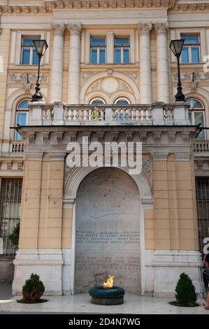 Die Ewige Flamme ist an einem Denkmal für die militärischen und zivilen Opfer des Zweiten Weltkriegs in Sarajevo zu sehen. Stockfoto