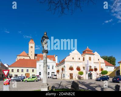 Pulkau: Rathausplatz, katholische Zweigkirche hl. Blut (St. Blut), Rathaus, Pranger in Weinviertel, Niederösterreich, Niederösterreich, Österreich Stockfoto
