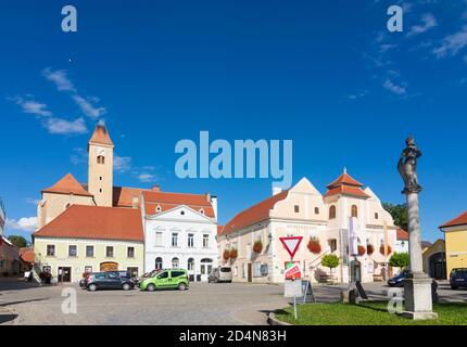 Pulkau: Rathausplatz, katholische Zweigkirche hl. Blut (St. Blut), Rathaus, Pranger in Weinviertel, Niederösterreich, Niederösterreich, Österreich Stockfoto