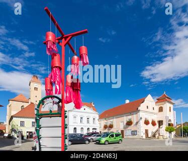 Pulkau: Rathausplatz, katholische Zweigkirche hl. Blut (St. Blut), Rathaus, Kunstwerk in Weinviertel, Niederösterreich, Niederösterreich, Österreich Stockfoto