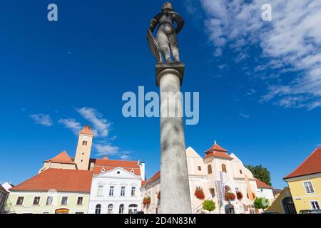 Pulkau: Rathausplatz, katholische Zweigkirche hl. Blut (St. Blut), Rathaus, Pranger in Weinviertel, Niederösterreich, Niederösterreich, Österreich Stockfoto