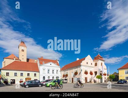 Pulkau: Rathausplatz, katholische Zweigkirche hl. Blut (St. Blood), Rathaus in Weinviertel, Niederösterreich, Niederösterreich, Österreich Stockfoto