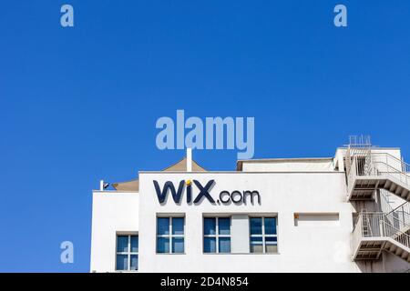 Wix-Logo auf einem Firmengebäude mit blauem Himmel im Hintergrund, im Zentrum von Tel Aviv. Stockfoto