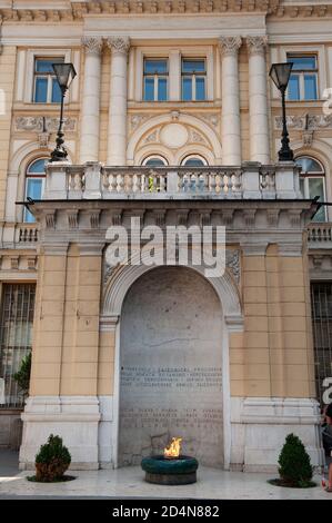 Sarajevo, Bosnien und Herzegowina. Juli 2019. Die Ewige Flamme ist an einem Denkmal für die militärischen und zivilen Opfer des Zweiten Weltkriegs in Sarajevo zu sehen. Kredit: John Wreford/SOPA Images/ZUMA Wire/Alamy Live Nachrichten Stockfoto