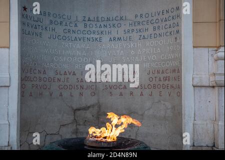 Sarajevo, Bosnien und Herzegowina. Juli 2019. Die Ewige Flamme ist an einem Denkmal für die militärischen und zivilen Opfer des Zweiten Weltkriegs in Sarajevo zu sehen. Kredit: John Wreford/SOPA Images/ZUMA Wire/Alamy Live Nachrichten Stockfoto